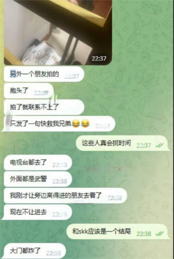 ：大门被砸开了，外面都是武警，电视台都去了。我兄弟只发了一句快救我兄弟...